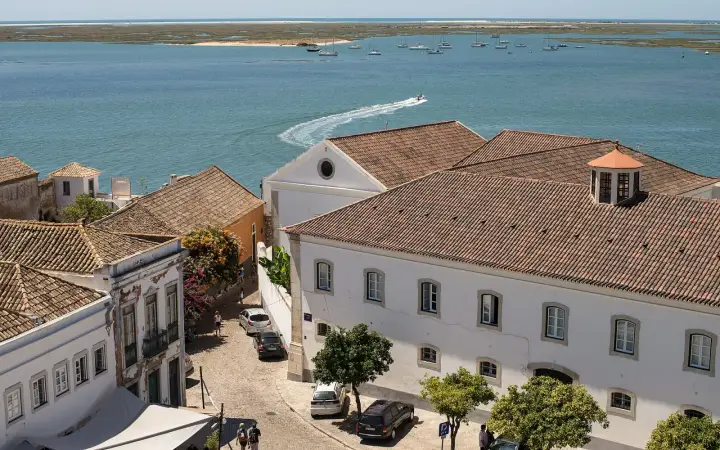 Blick über die Bucht und Altstadt von Faro