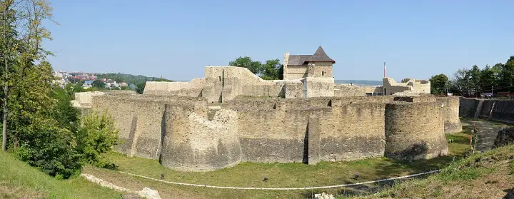Suceava – Mauern und Eingang der historischen Festung
