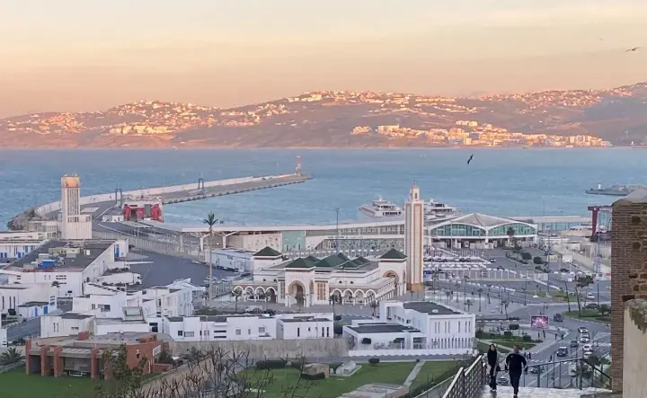 Tanger – Blick auf die Hafenmoschee und die Bucht