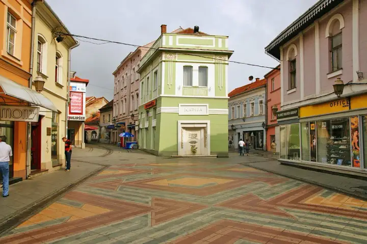Tuzla – bunte Häuser am Kapija-Platz