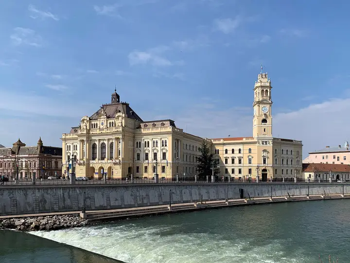 Oradea – Fluss Crișul Repede und Rathaus