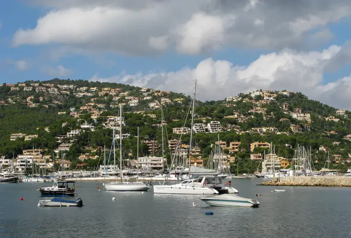 Hafen von Port d'Andratx auf Mallorca mit Booten und Hügeln
