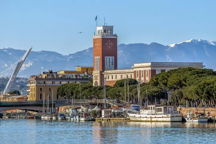 Pescara – Hafen mit dem Palazzo di Città