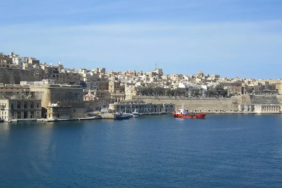 Malta – Blick über das Wasser auf die Bebauung von Valletta