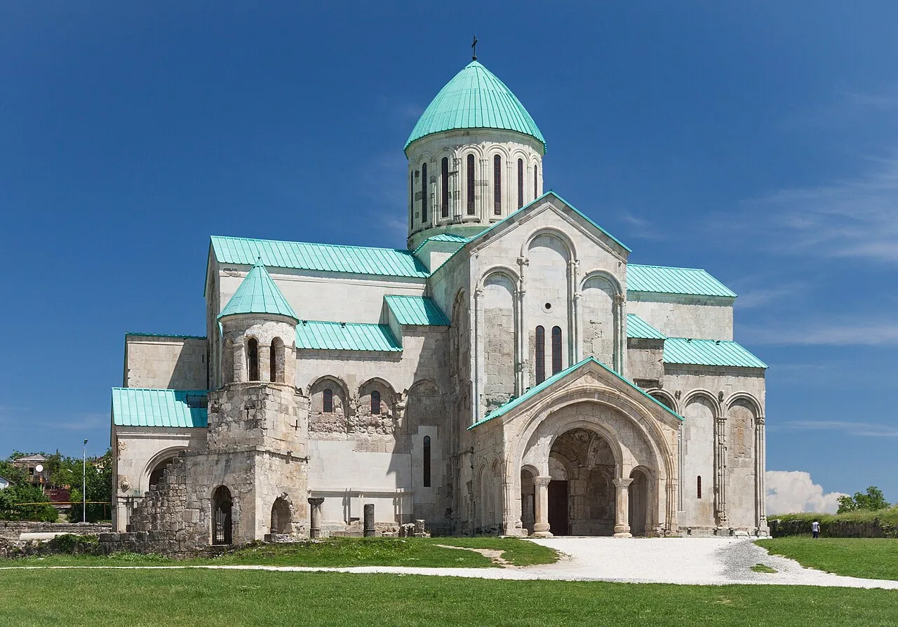 Kutaisi – Bagrati-Kathedrale mit grünen Dächern